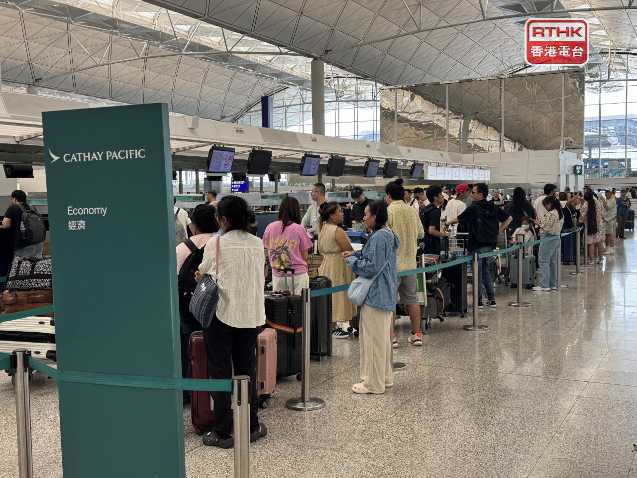 國泰航空宣布，原定明日清晨5時至傍晚6時出發或抵港的航班，將延遲或取消。（實習記者何胤樞攝）