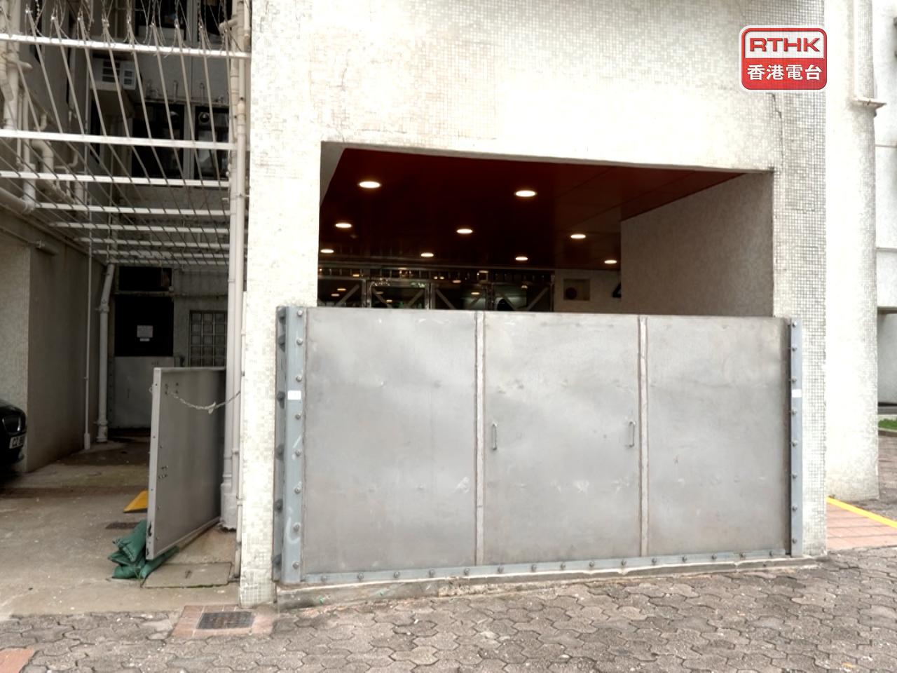 杏花邨曾在過去颱風期間出現嚴重水浸，管理處已經加設水閘。（孔令輝攝）
