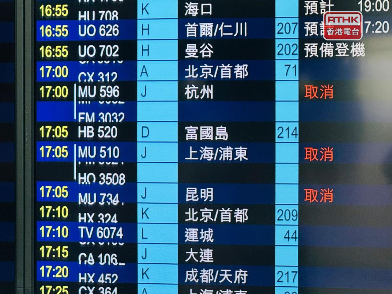 機場航班今日大致正常，但多間航空公司宣布，周日出發或抵港多班航班將延遲或取消。（實習記者何胤樞攝）