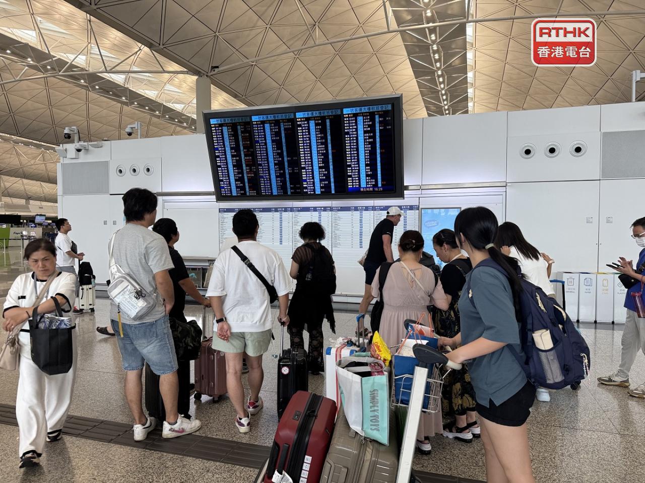 機管局表示，會加強服務照顧滯留在客運大樓的旅客。（實習記者何胤樞攝）