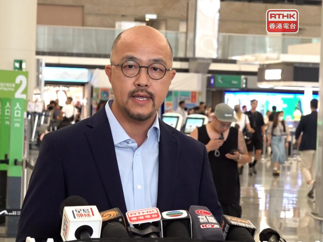 楊達榮表示，明日有大量航班取消延誤，預計需要一兩日才能完全恢復。（施華駿攝）