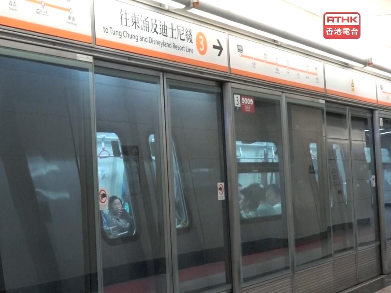 港鐵表示，重鐵列車、輕鐵及港鐵巴士服務將維持正常班次，直至晚上收車。（港台圖片）