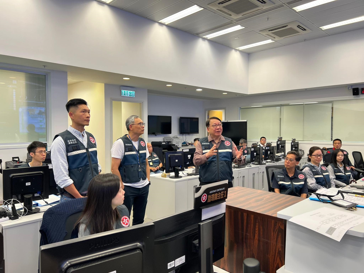 陳國基（圖中雙手示意）到中心視察並聽取匯報。（陳國基社交網頁)