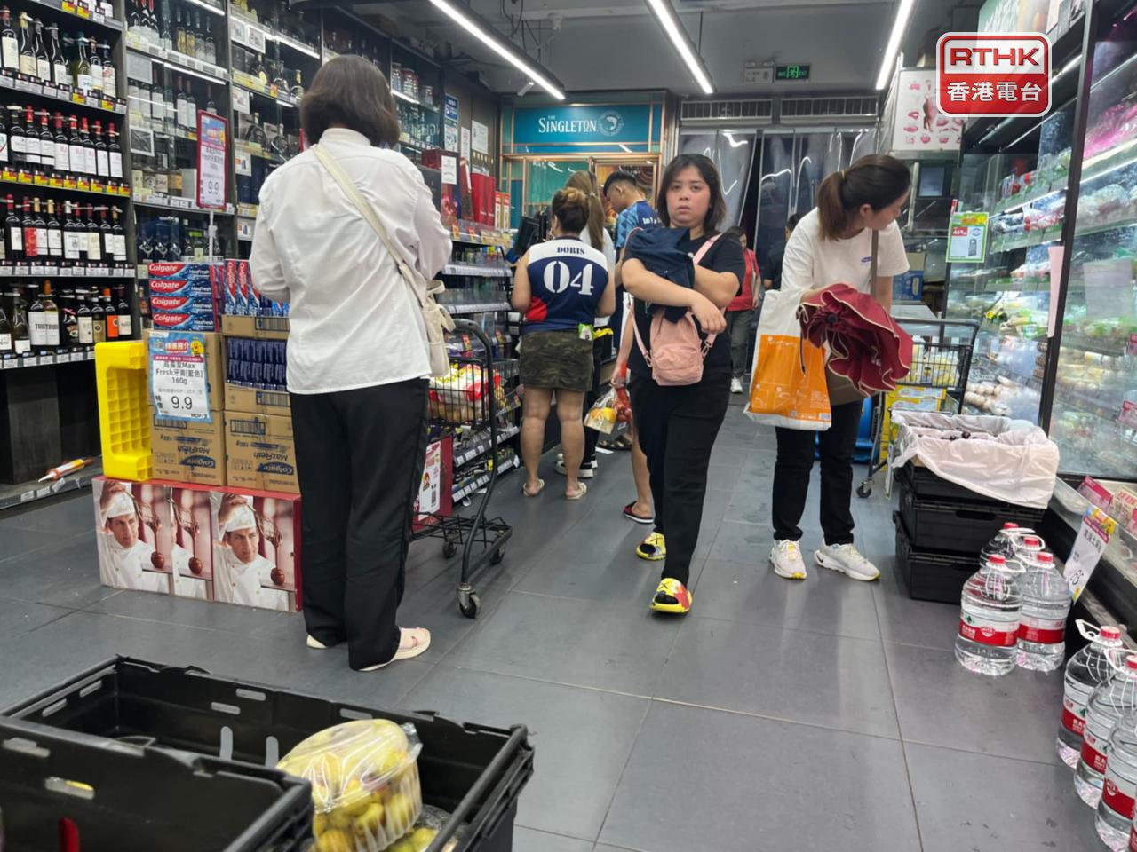 入夜後，有市民到超市購物儲糧。（鄭月明攝）