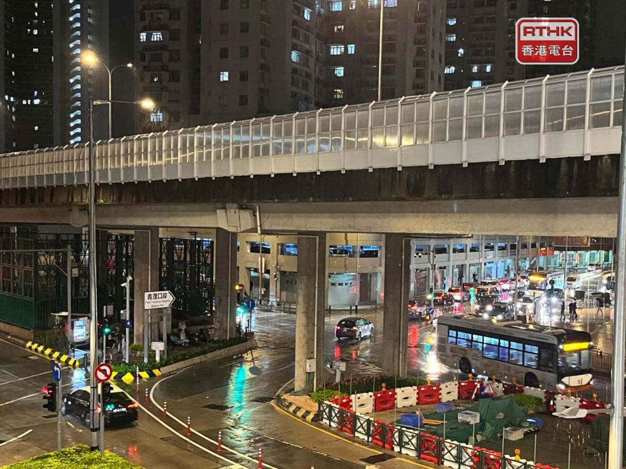入夜後，澳門天氣仍悶熱，間中有大驟雨。（鄭月明攝）