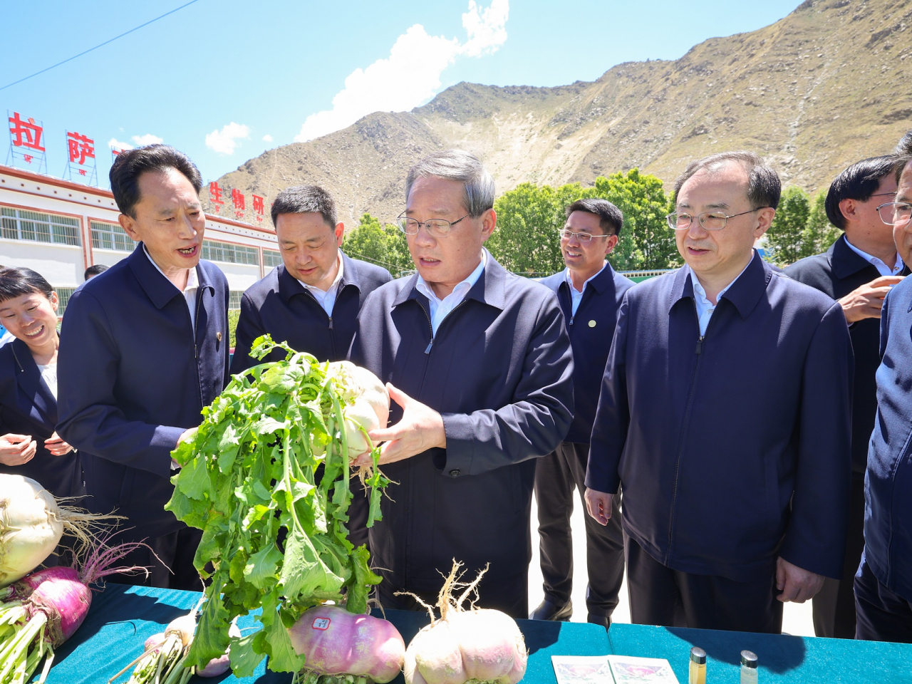 Premier Li Qiang inspects agricultural products at a demonstration zone in Lhasa. Photo: Xinhua