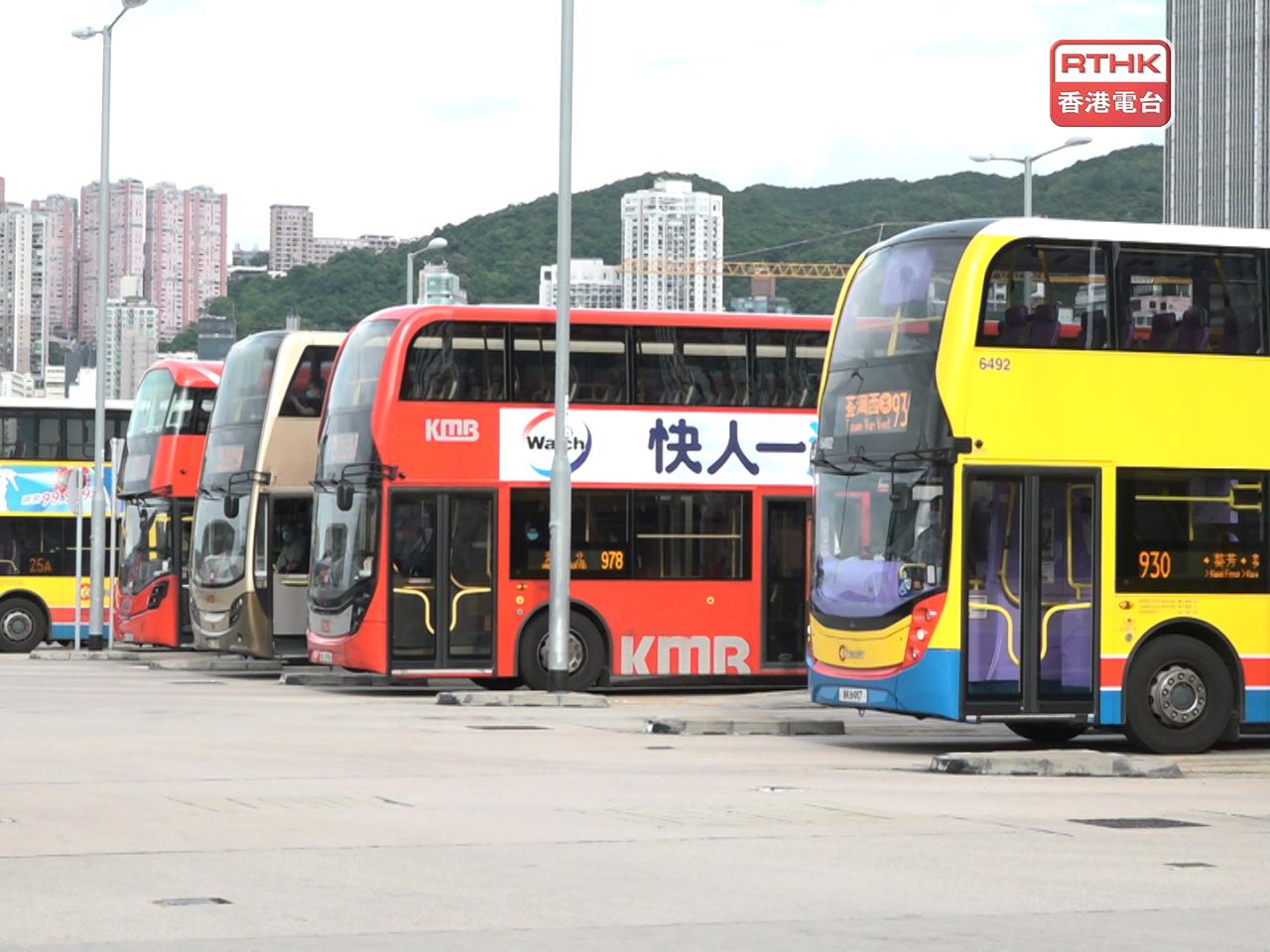 多間專營巴士日間路線暫停。（港台圖片）
