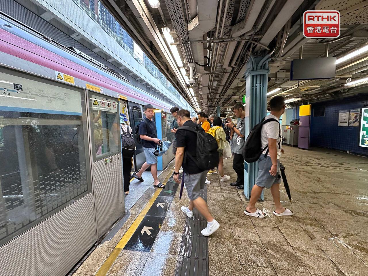 所有仍在露天段行駛的列車，正陸續駛至原定終點站或有連接商場車站等相對安全地方。（仇志榮攝）