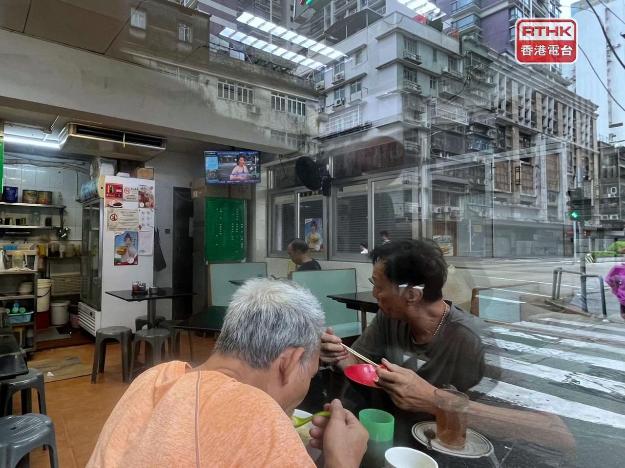 澳門在八號風球雨天氣不算太惡劣，有市民早上到附近仍營業的食肆用餐。（鄭月明攝）