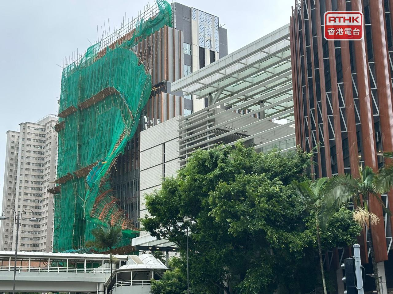 小西灣綜合大樓外牆有棚架鬆脫，在半空搖搖欲墜。（仇志榮攝）