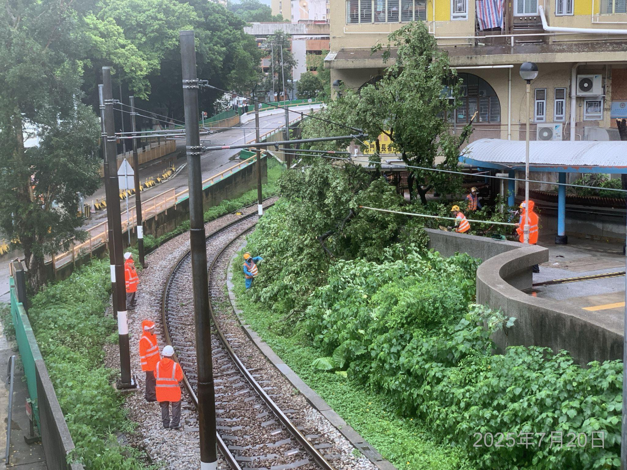 港鐵需時移除路軌障礙物料黃昏較後時逐步恢復全線行車。（港鐵社交網站圖片）