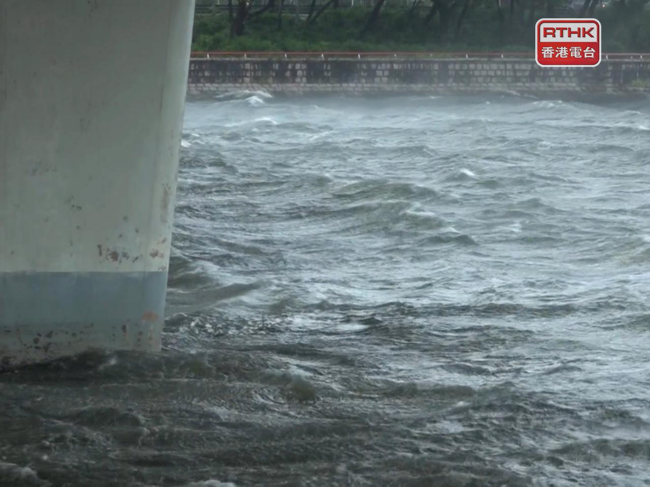 韋帕的強雨帶正為香港帶來頻密狂風大驟雨。（陳韋丞攝）