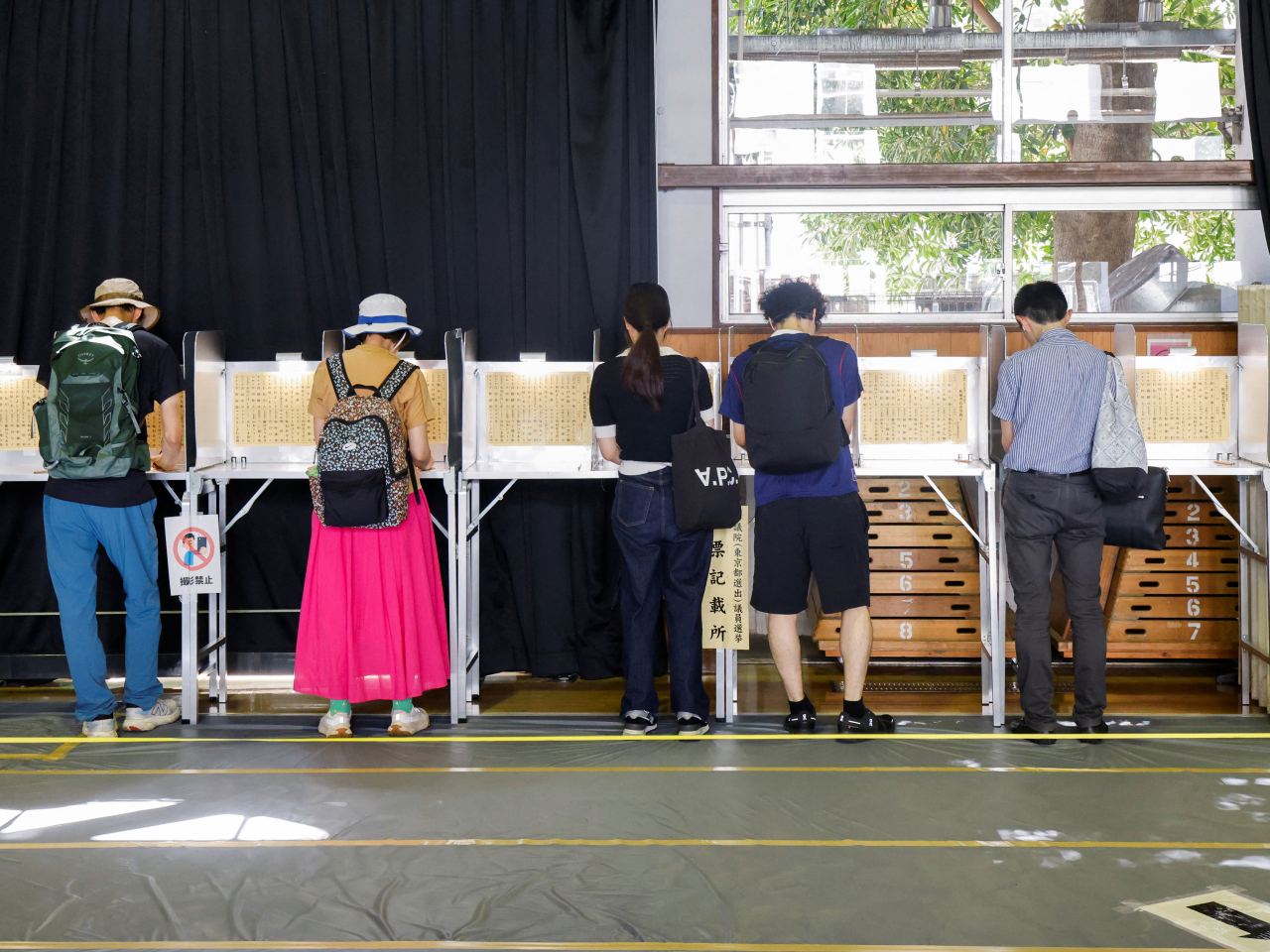 日本選民到東京其中一個票站投票。(路透社)