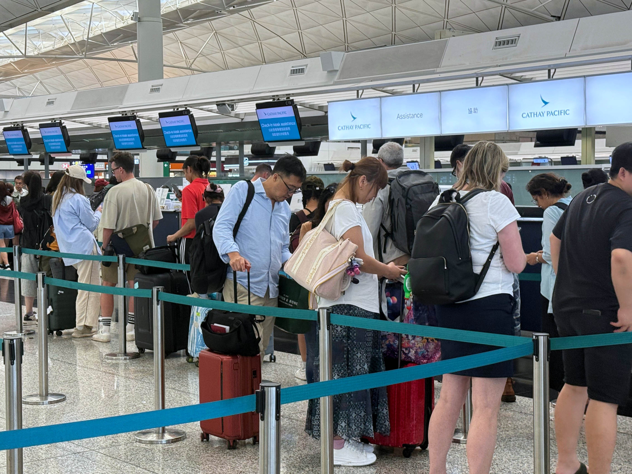 航空公司將通宵運作，預料延至明日傍晚會處理好受影響的航班。（盧紫菁攝）