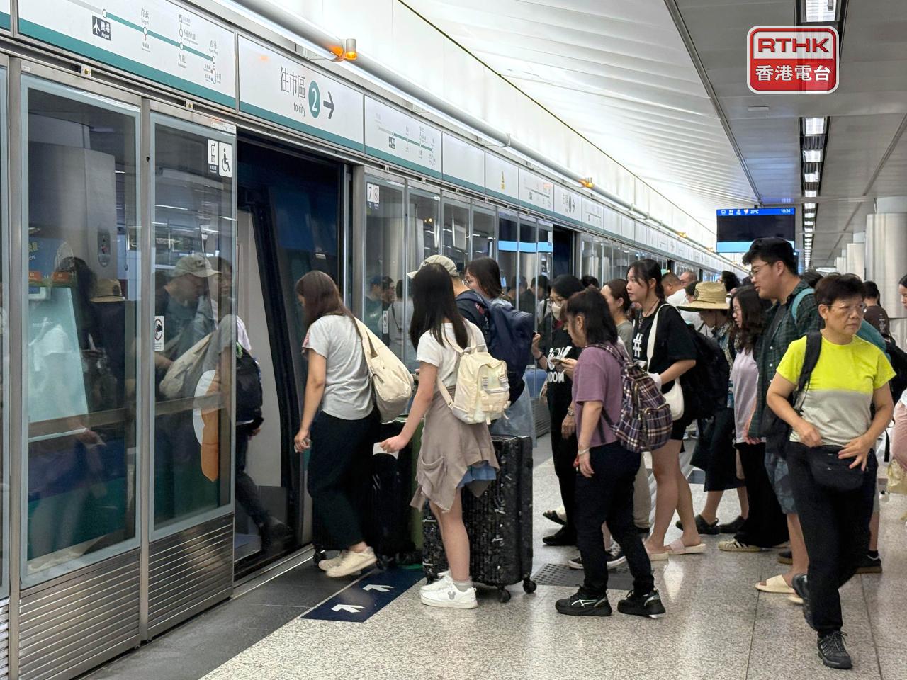 荃灣綫、觀塘綫、港島綫、迪士尼綫及機場快綫等，與及輕鐵大部分路綫已恢復列車服務。（盧紫菁攝）