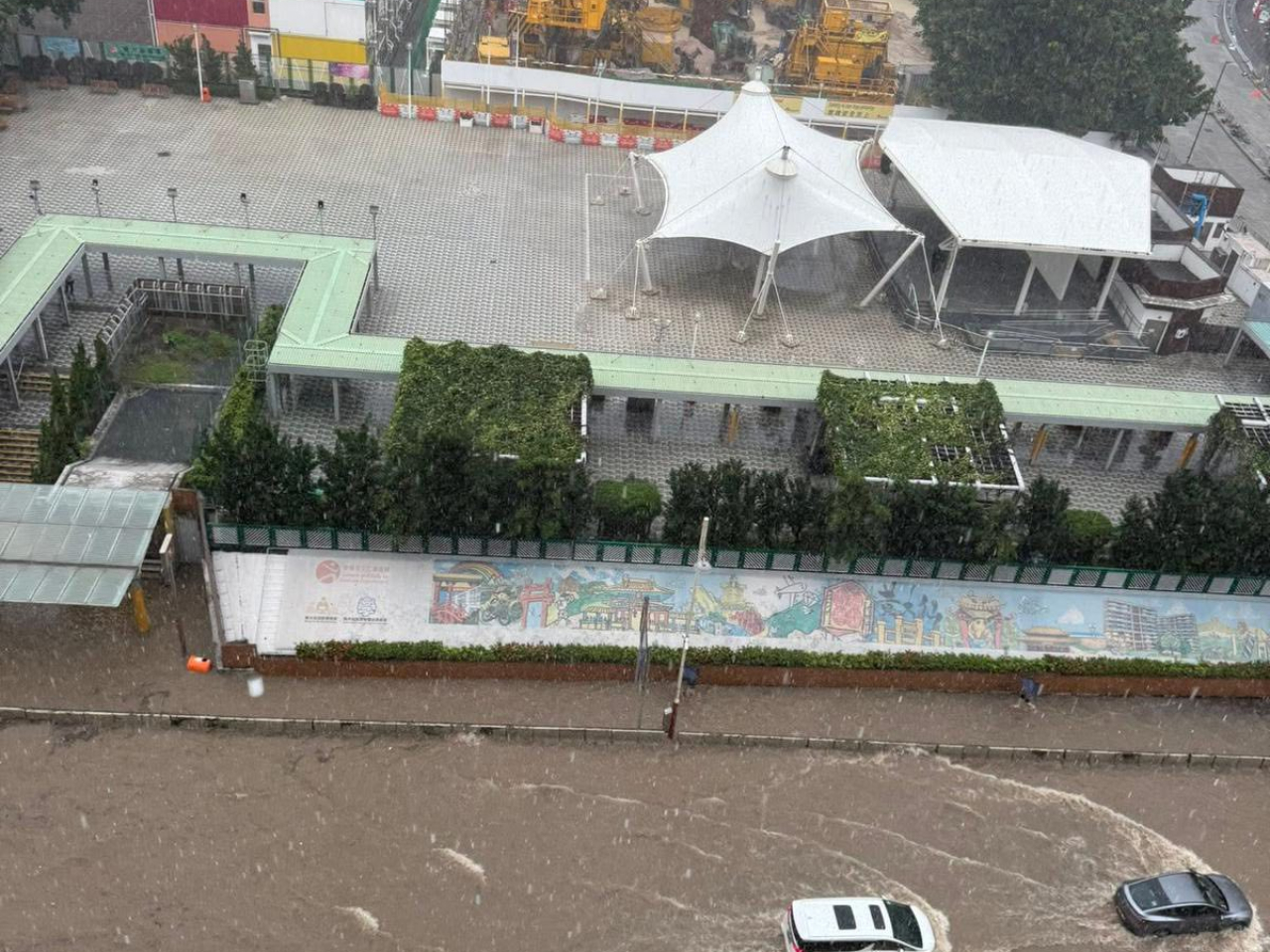 港鐵黃大仙站外的一段龍翔道一度水浸。（網上圖片）