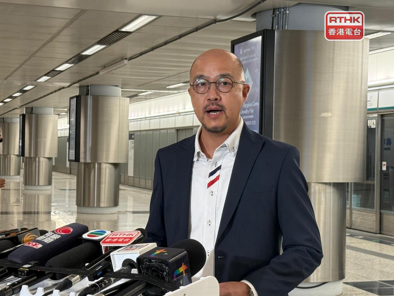 機管局機場服務總監楊達榮表示，機場實施航班重新編配，預計今晚機場將會非常繁忙。（盧紫菁攝）