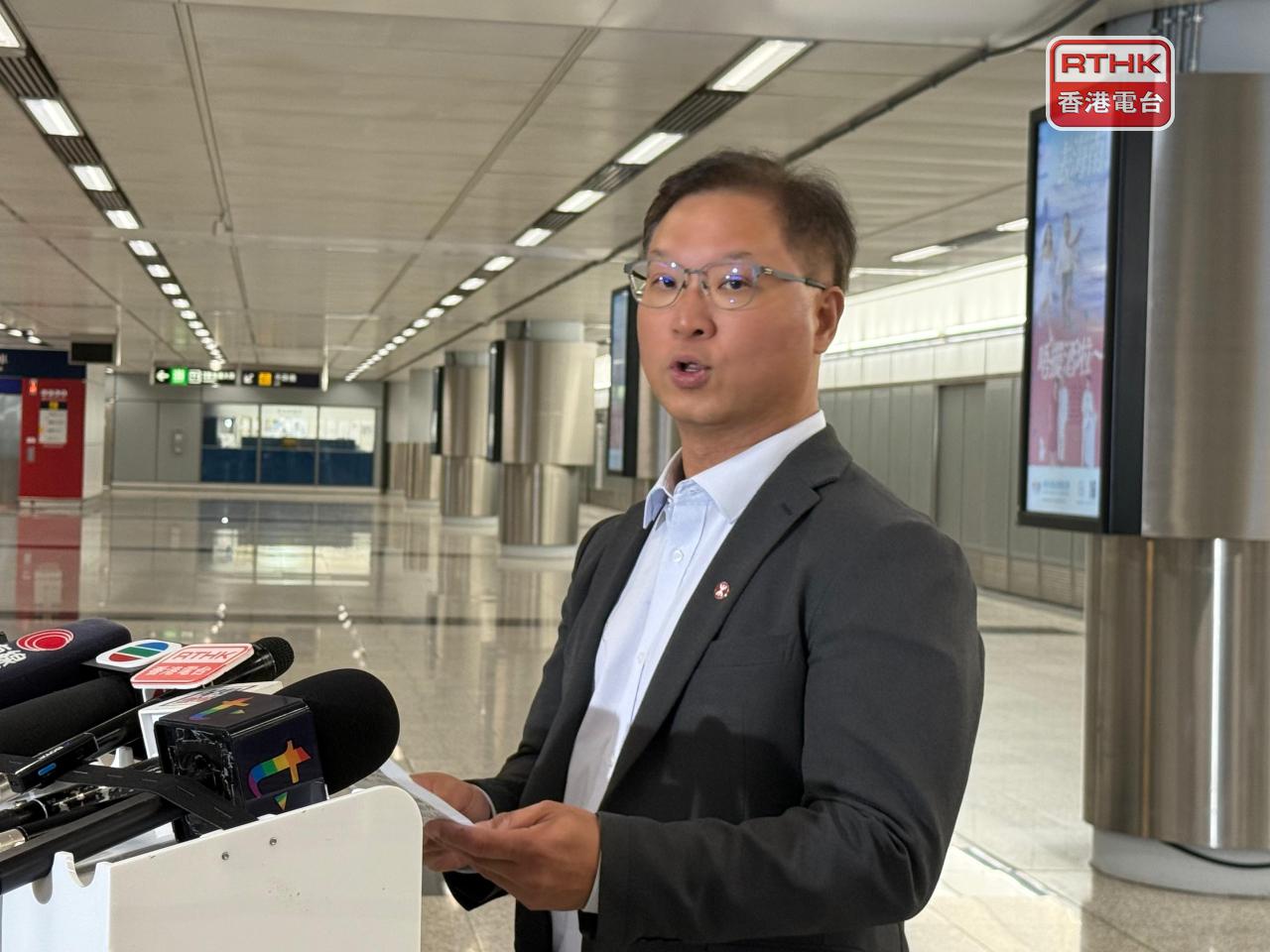 港鐵機場鐵路總管呂幹貽則表示，周一凌晨將延長機場快綫服務，加開6班由機場站開出的班次。（盧紫菁攝）