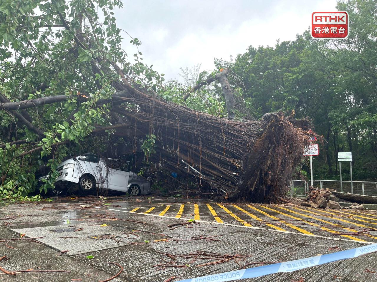 梁榮武表示，本港部份地區，例如是長洲今日的確受到颶風影響，因此有需要發出十號颶風信號。（陳韋丞攝）