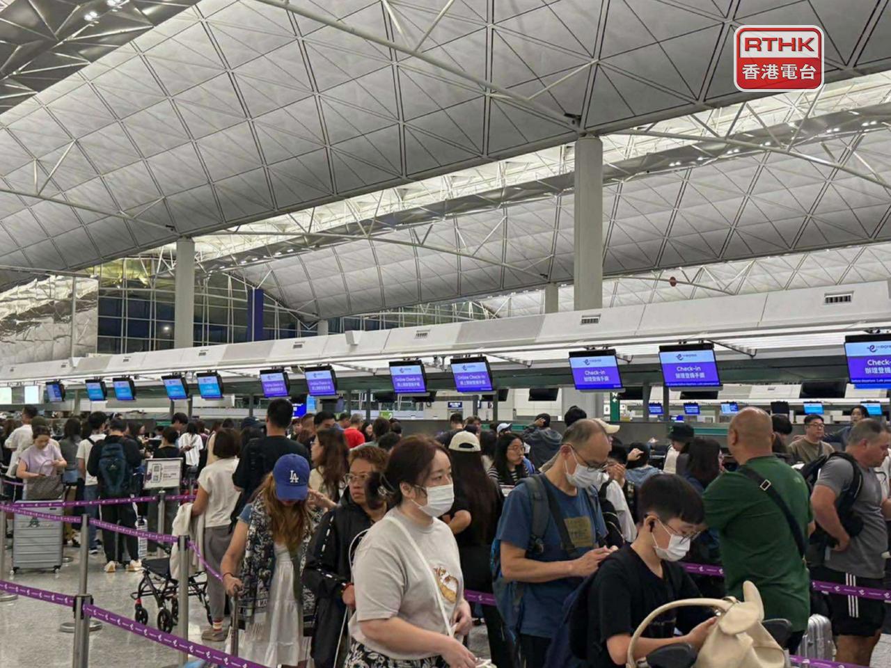 有航空公司櫃檯大排長龍，但運作大致暢順。（陳曉筠攝）