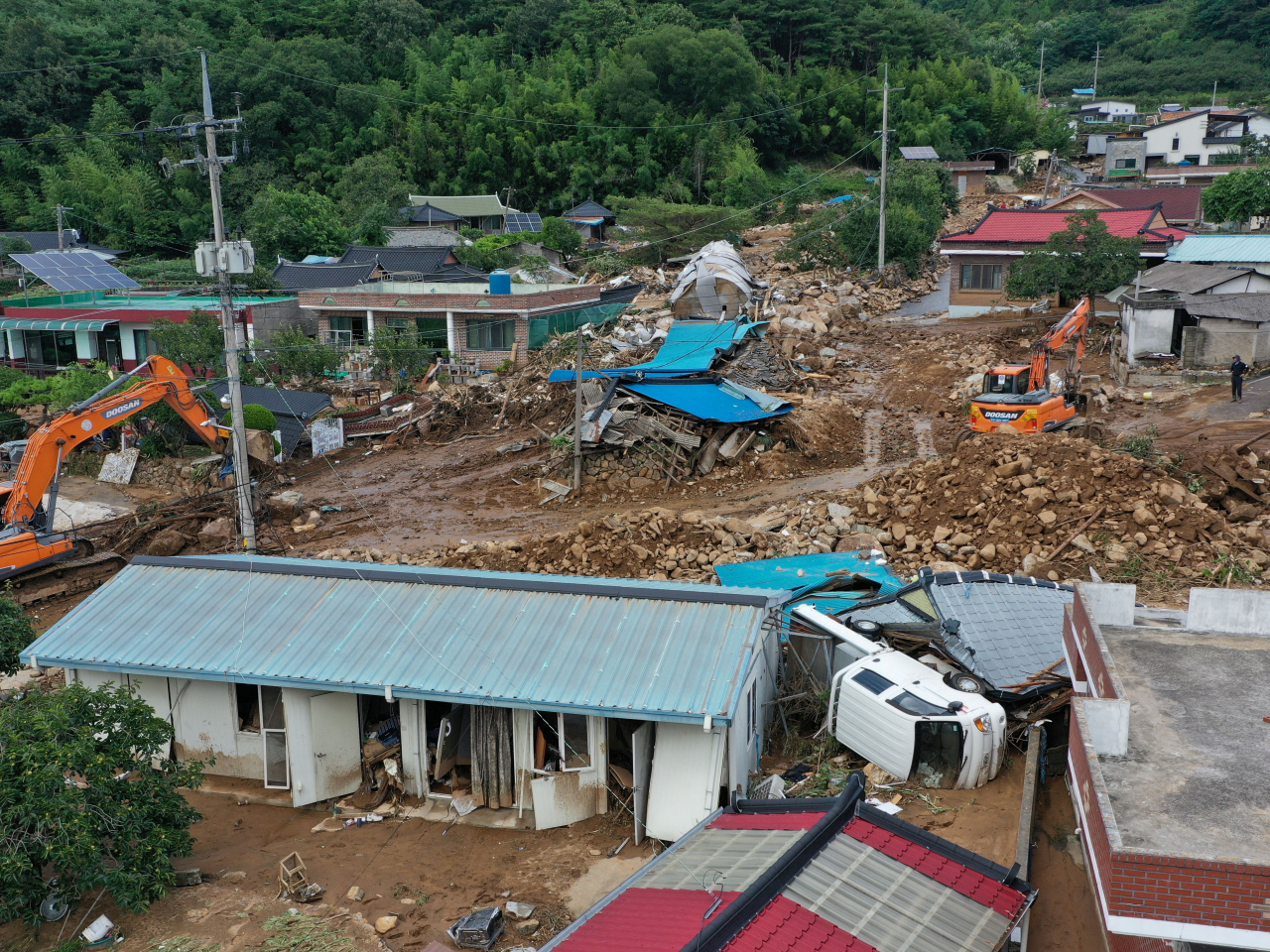 暴雨造成15個市和道的近1萬戶，接近1萬5千人疏散。(路透社)