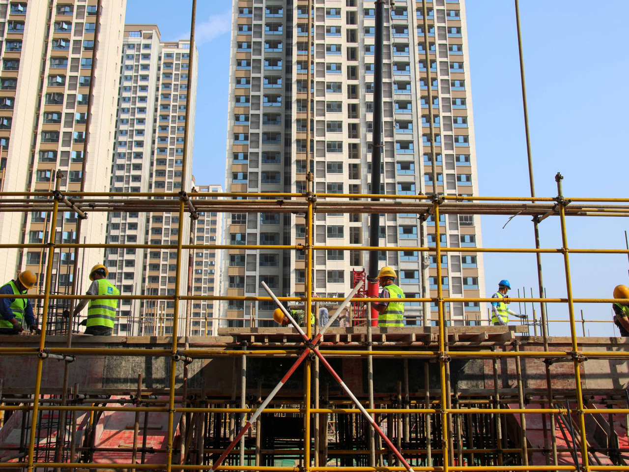 有分析員指出內地房地產止跌回穩仍任重道遠，預計LPR下半年仍有下調空間。（新華社資料圖片）