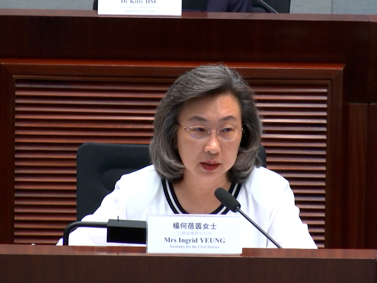 楊何蓓茵表示，推出洗牙先導計劃及深圳試點計劃後，公務員及合資格人士的平均輪候時間由29個月減至16個月。