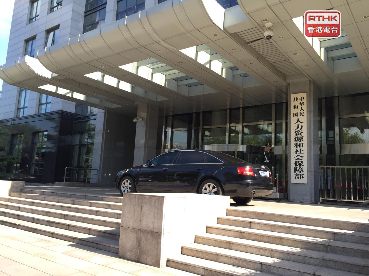 人力資源和社會保障部新聞發言人崔鵬程表示，上半年全國城鎮新增就業695萬人。(港台圖片)