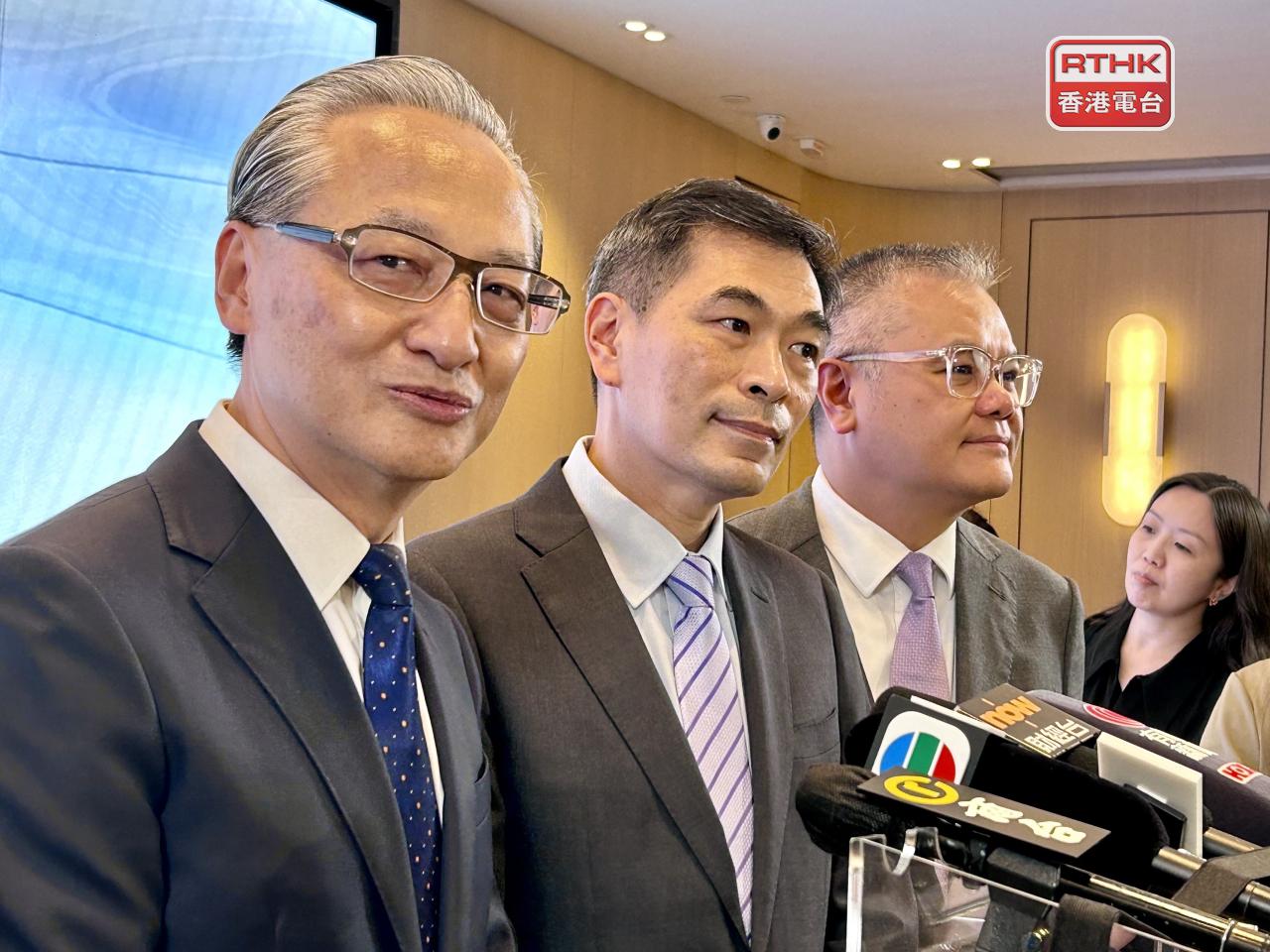 游偉光（左）指，住宅按揭利率亦回落至較低水平，加上住宅租金已升至距離歷史高位僅約1%等，相信會吸引更多人轉租為買。（羅煒皓攝）