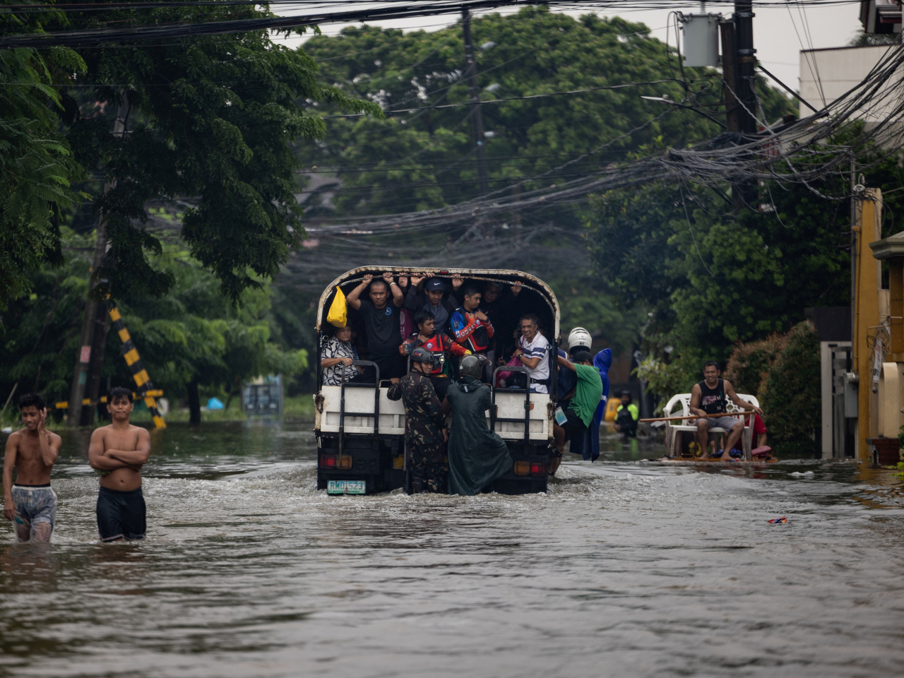 Villagers are evacuated following monsoon rains in Cainta, Rizal, in the Philippines. Photo: Reuters