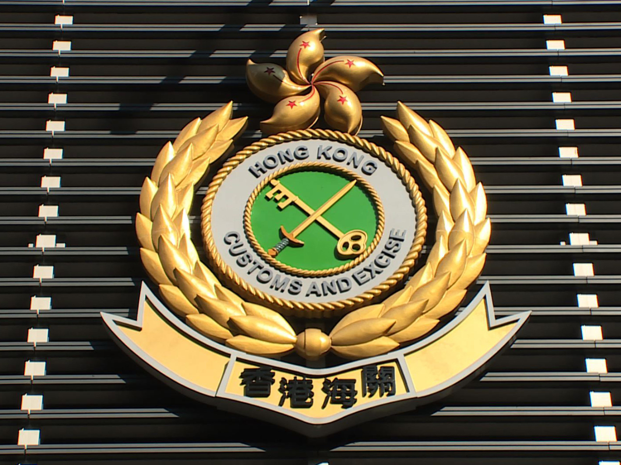 海關拘捕一名37歲本地男子及一名50歲非本地男子，涉嫌利用走私現金和虛擬資產洗黑錢，涉案金額約11億5千萬元。（港台圖片）