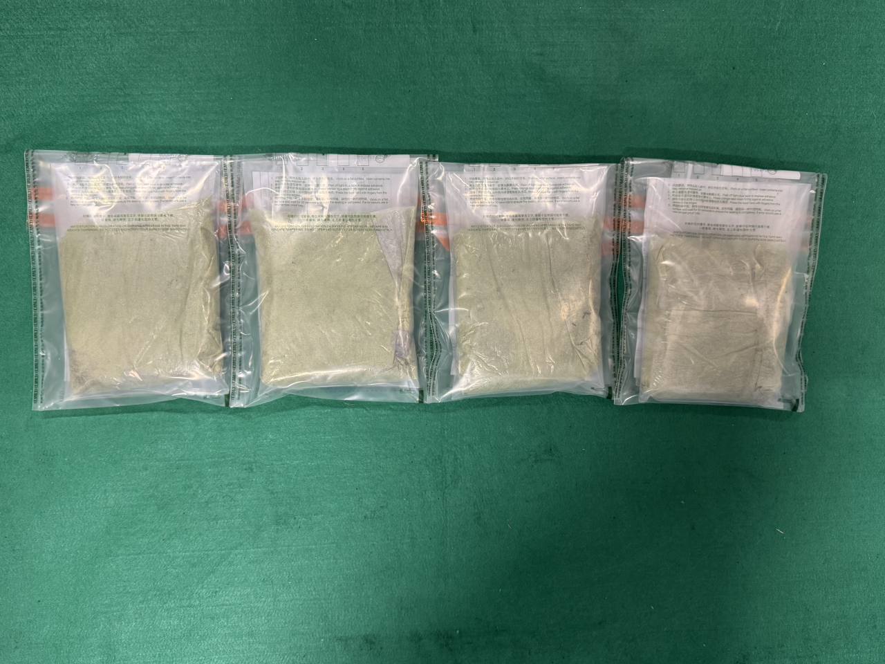香港海關在香港國際機場檢獲約兩公斤懷疑冰毒，圖示檢獲的部分懷疑冰毒。（政府新聞處）