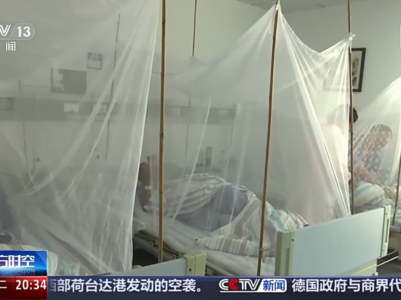 在順德，有醫院在收治基孔肯雅熱患者的區域，為所有病床都加裝蚊帳。（央視截圖）