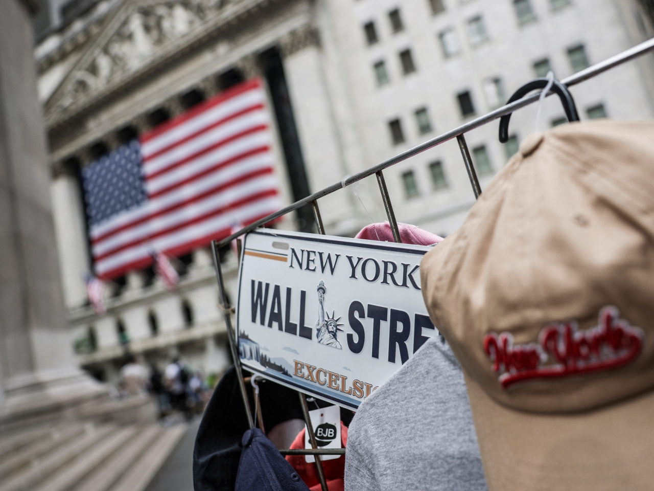 The S&P 500 inched to another record on Tuesday following some mixed profit reports, while the Nasdaq slipped 0.4 percent. Photo: Reuters