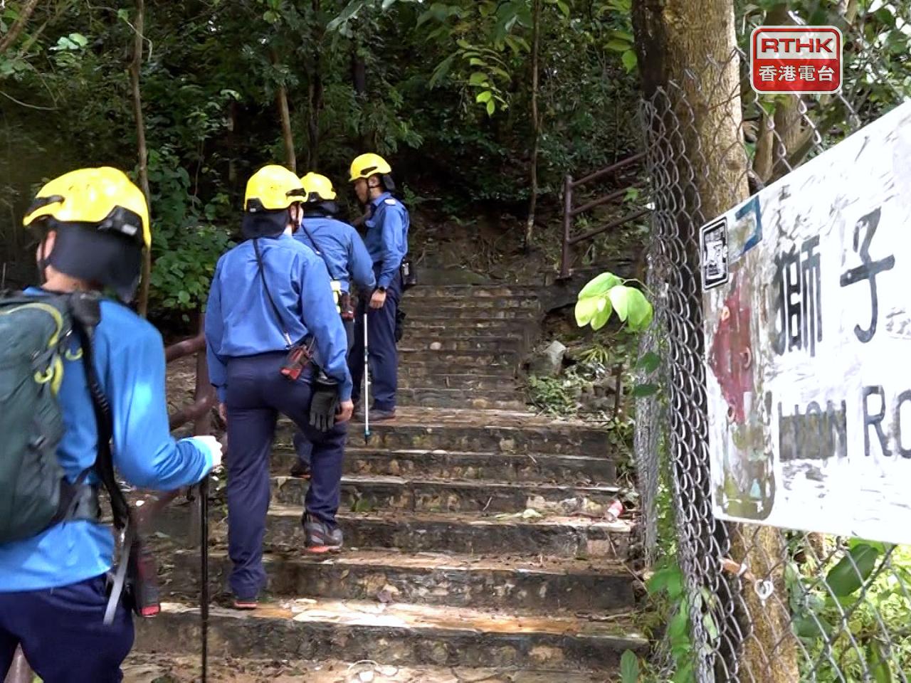 警方、消防及民安隊等連日在獅子山郊野公園一帶搜索。（林紹鋒攝）