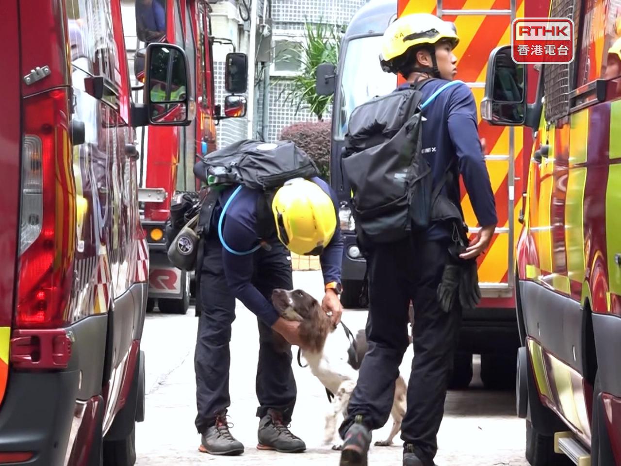 行動中消防處共出動24輛消防和救護車輛，動用83名消防及救護人員，包括攀山拯救專隊、搜索犬和無人機。（林紹鋒攝）