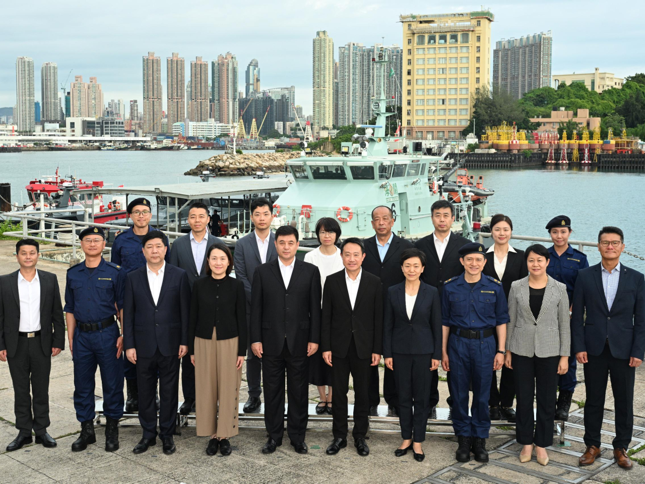 代表團參觀位於昂船洲海關船隊基地的香港海關雷達監控指揮中心、高速截擊艇及相關海上裝備。（政府新聞處圖片）