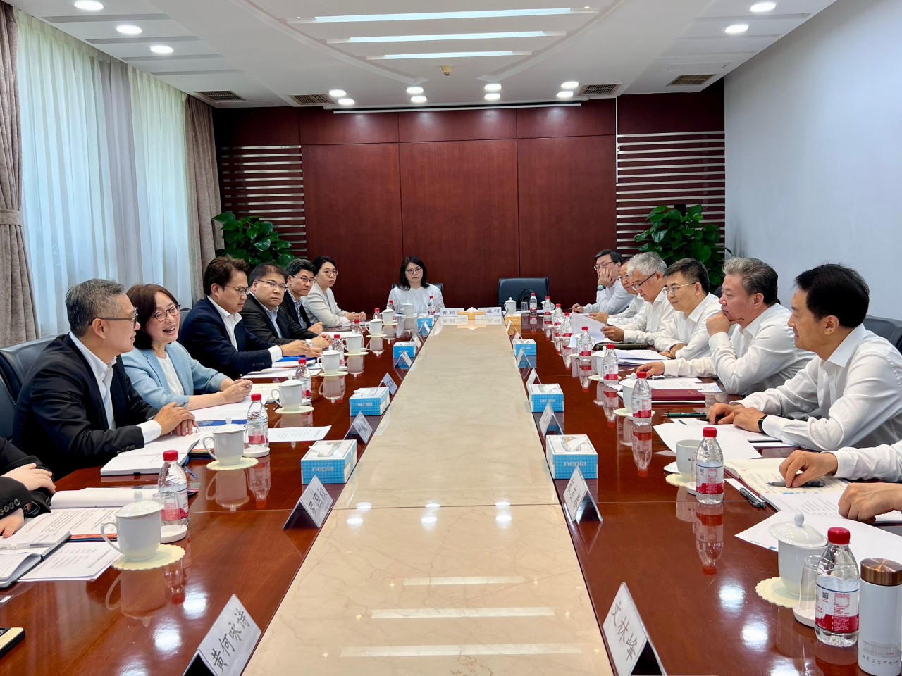 甯漢豪拜會住建部期間，向由副部長秦海翔率領的團隊介紹香港建造領域的最新發展。(政府新聞處圖片)