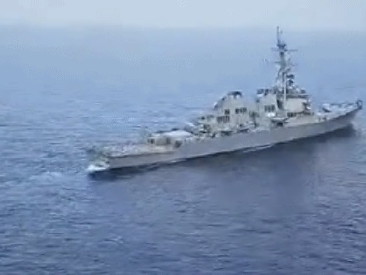伊朗指美國一艘驅逐艦意圖駛近伊朗海域。（央視截圖）