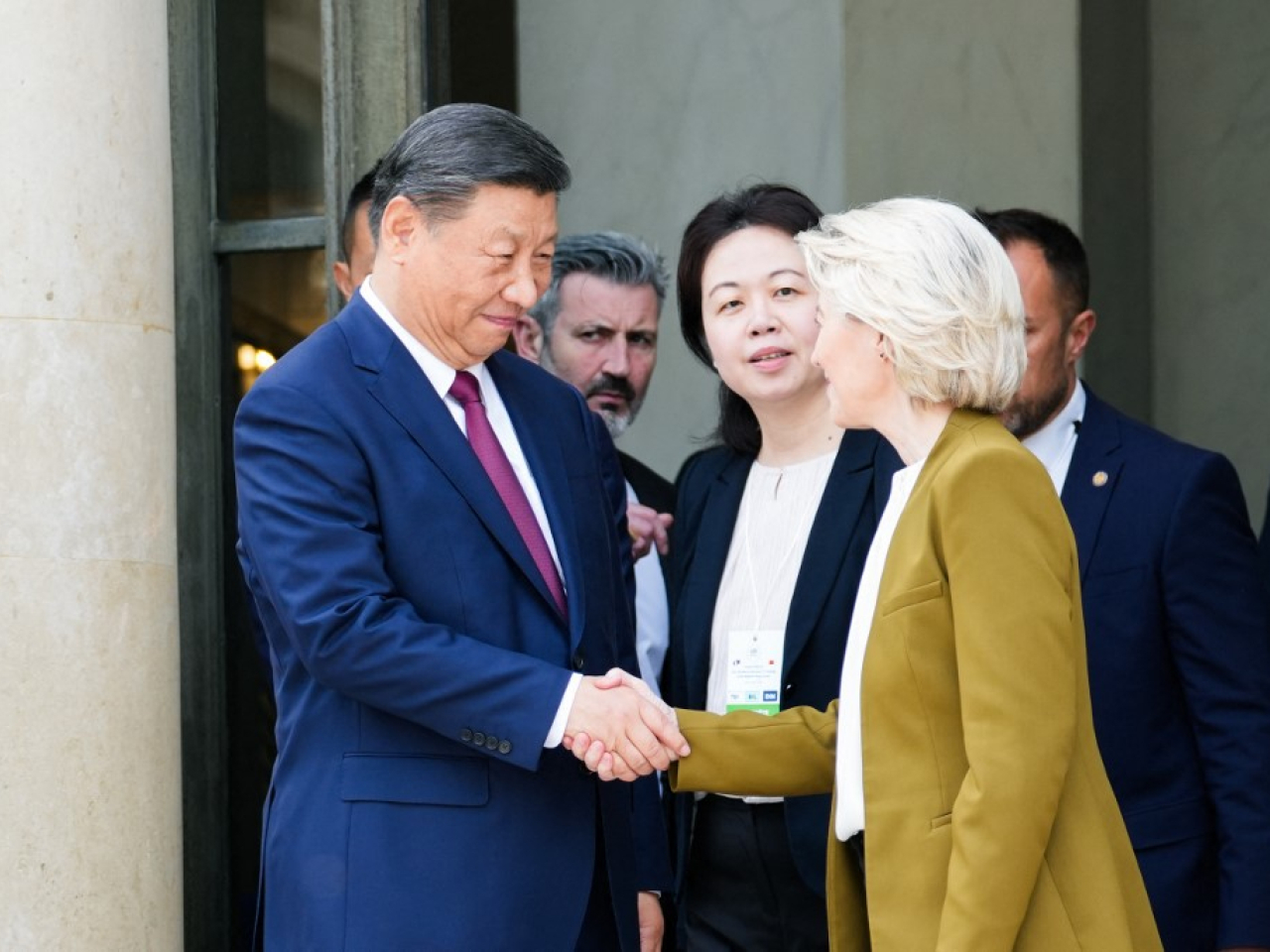 習近平去年5月曾在巴黎與馮德萊恩會面。（法新社資料圖片）