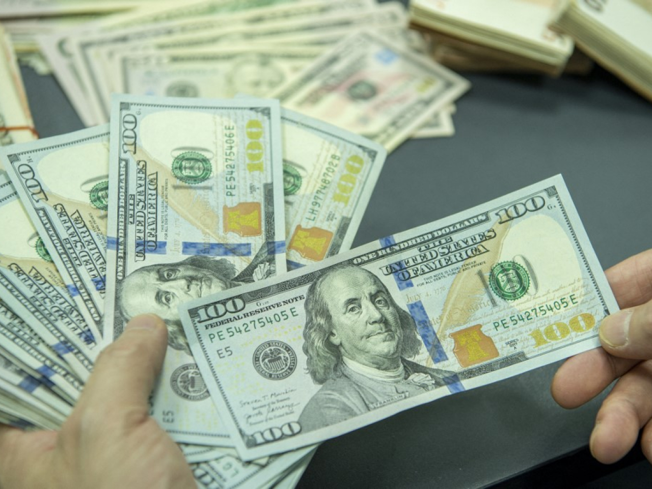 美元指數一度跌至97.19附近，在紐約尾市跌逾0.2%，報97.21。（法新社資料圖片）