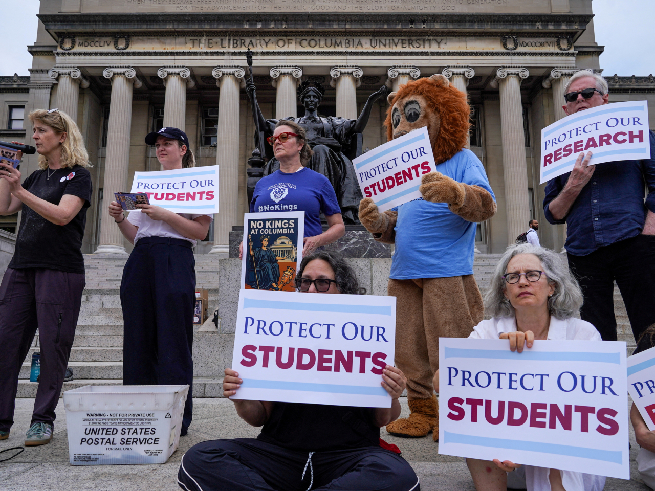 Columbia University faculty and staff members protest the university' stance in its standoff with the Trump administration in June. File photo: Reuters