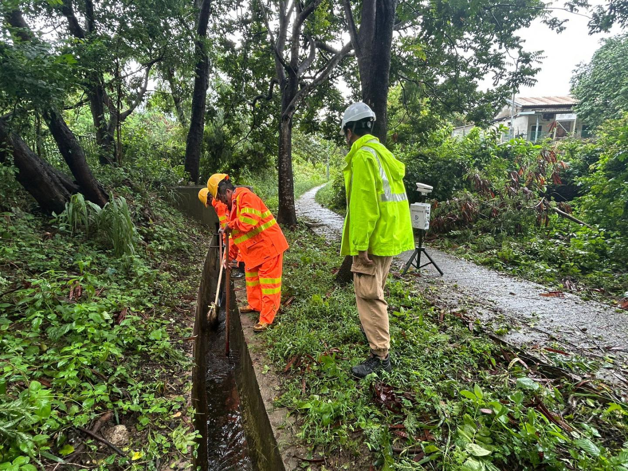 渠務署巡查及清理全港約240個排水渠道容易淤塞點，檢查80條主要河道及渠道的排水情況。（發展局社交網站圖片）