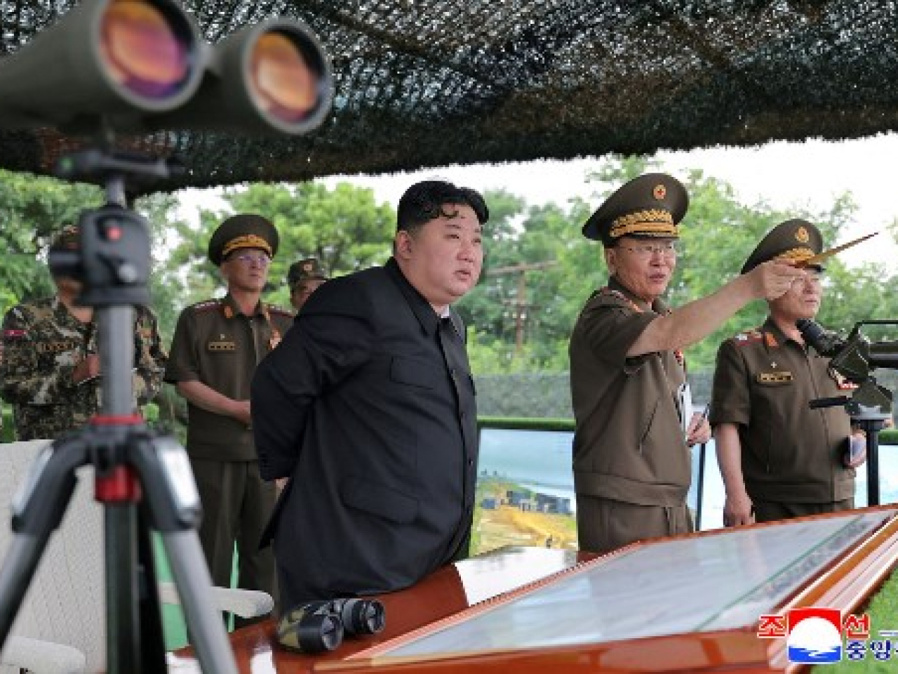 金正恩昨日觀摩人民軍各大聯合部隊炮兵部隊進行的火炮射擊訓練比賽。(法新社)