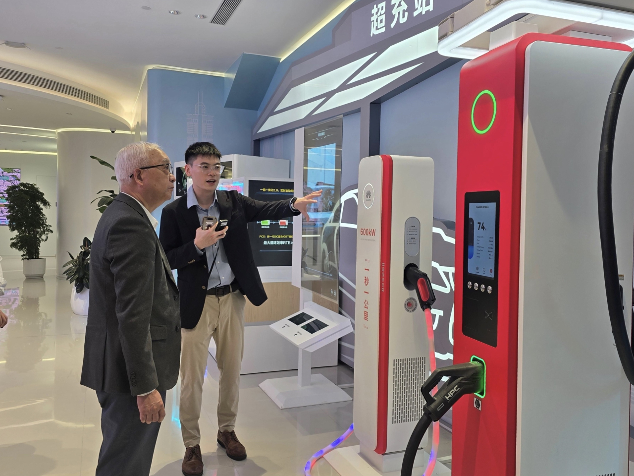 謝展寰到深圳考察充電基礎設施。（政府新聞處）