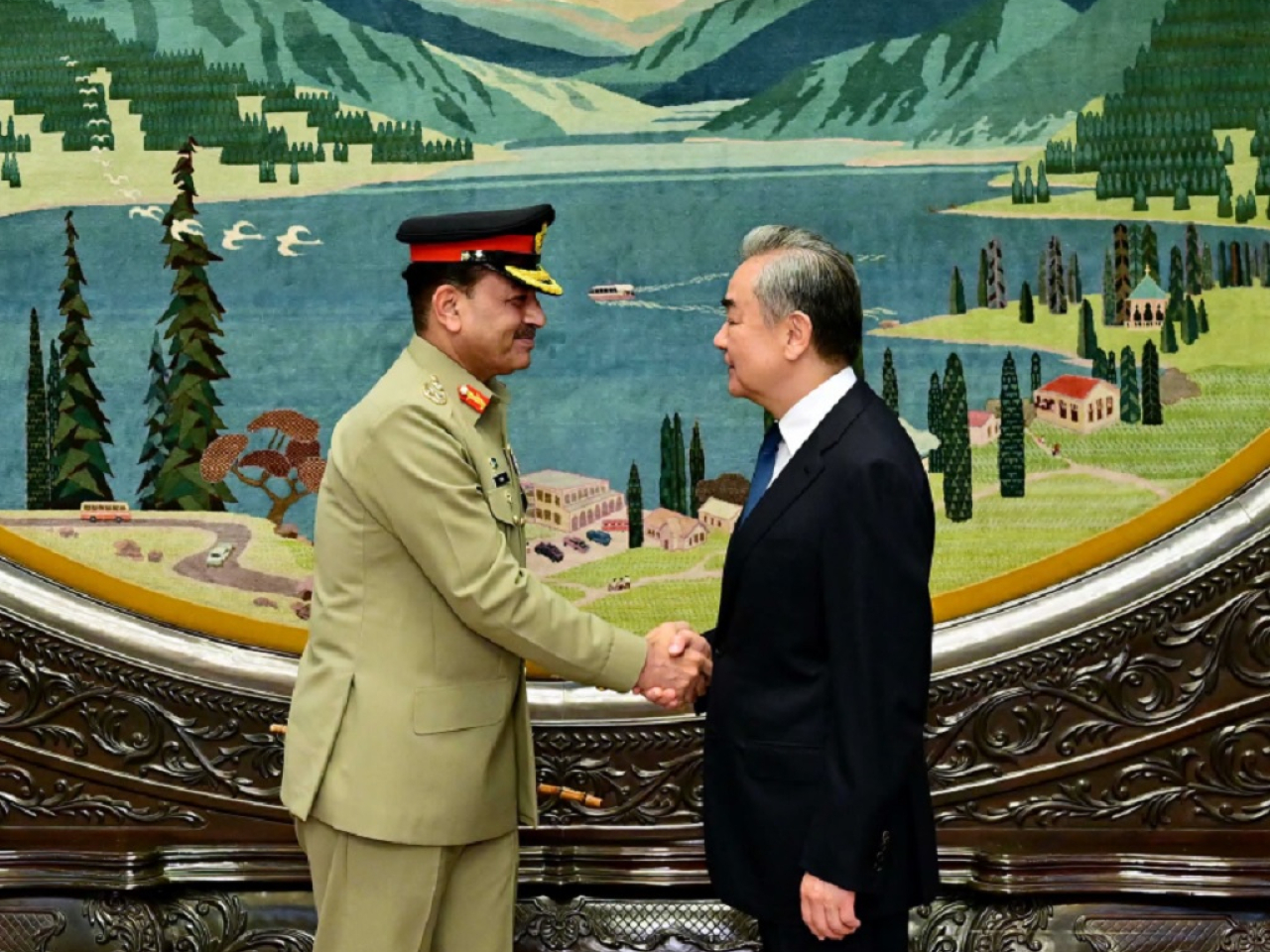 王毅與巴基斯坦陸軍參謀長穆尼爾會面。（外交部網頁）
