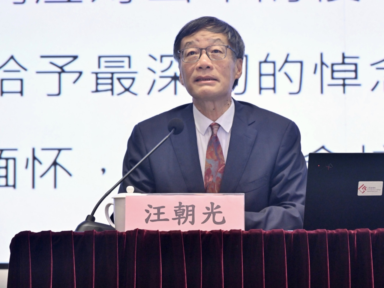 歷史學院教授汪朝光在講座上講解抗日戰爭的歷史。（政府新聞處）