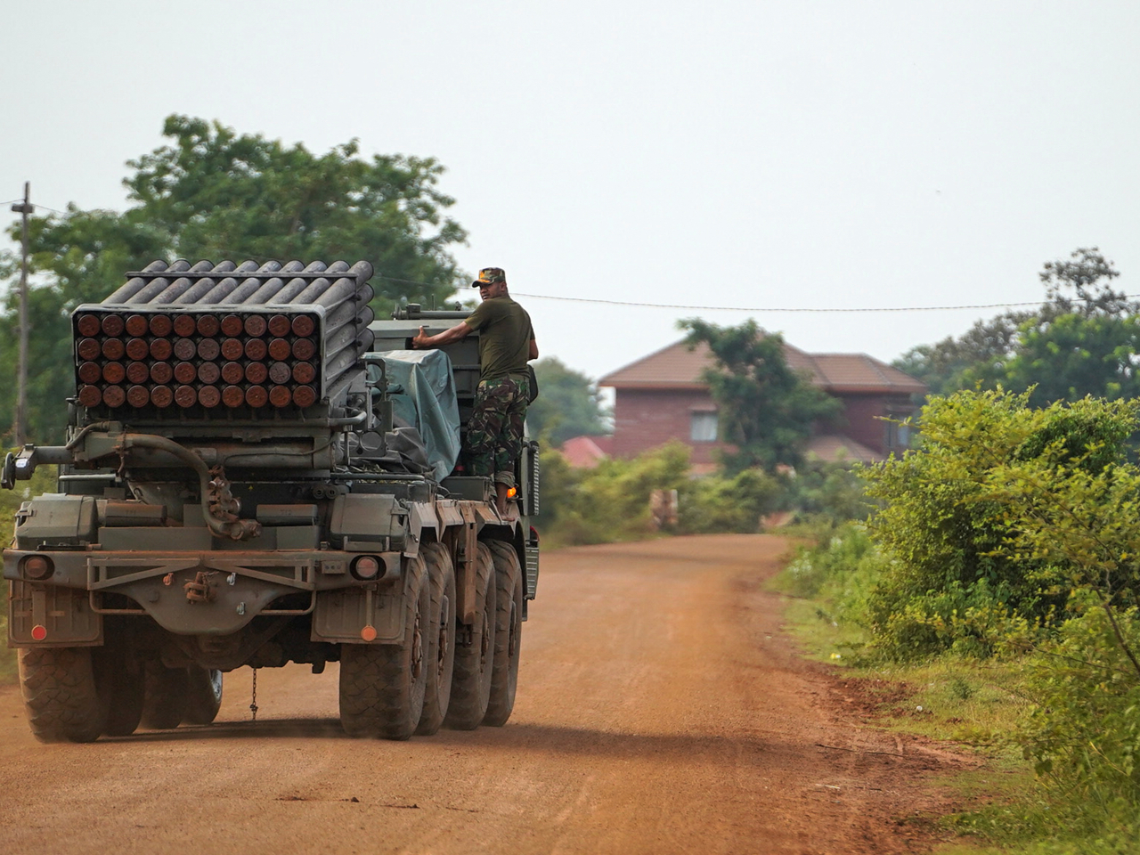 A Cambodian BM-21 Grad multiple rocket launcher is deployed in Oddar Meanchey province, around 40 kilometres from the disputed Ta Moan Thom temple. Photo: Reuters