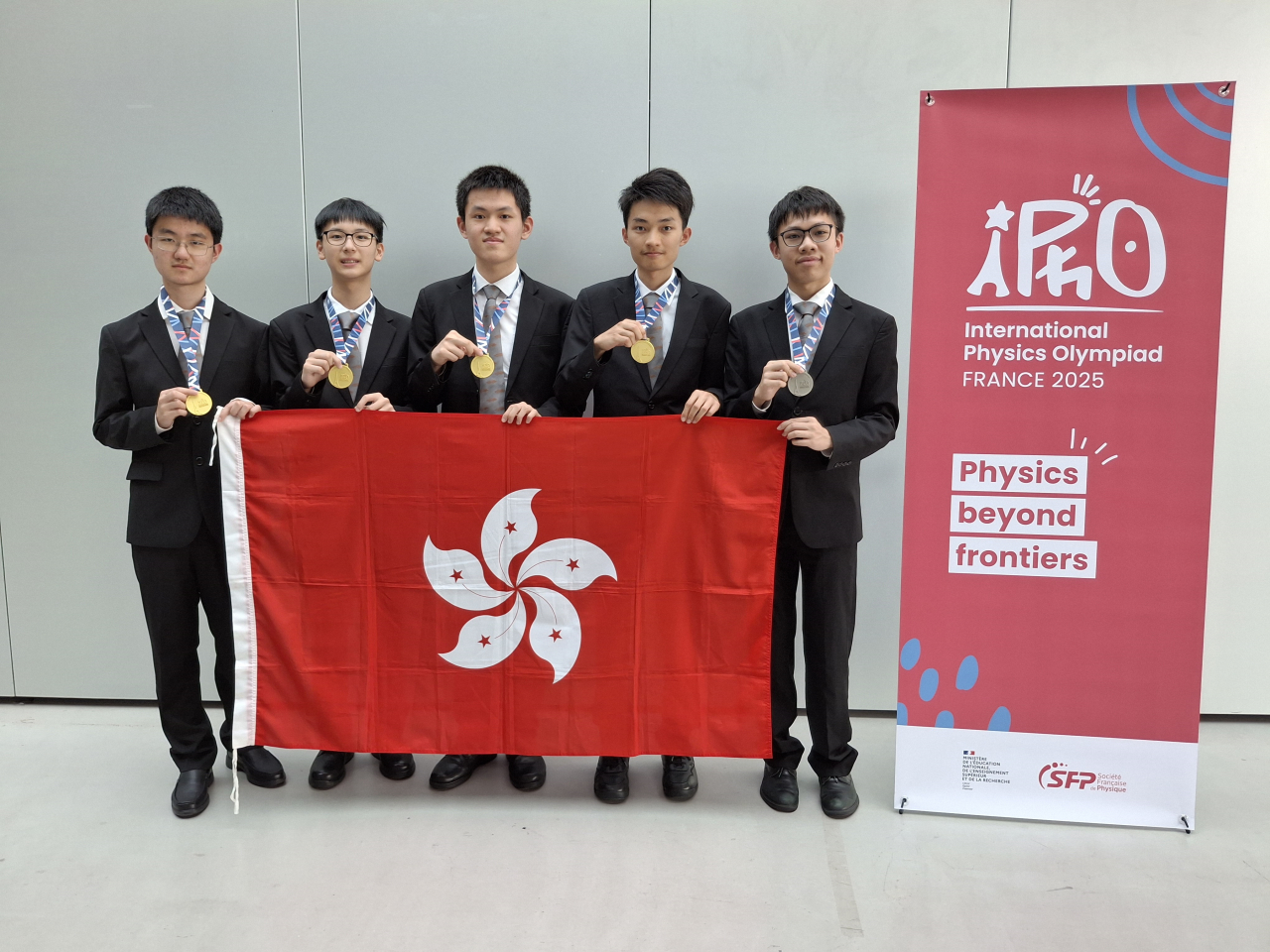 5名學生代表香港參加本月18日至24日在法國舉行的「國際物理奧林匹克」，表現優異。（政府新聞處）