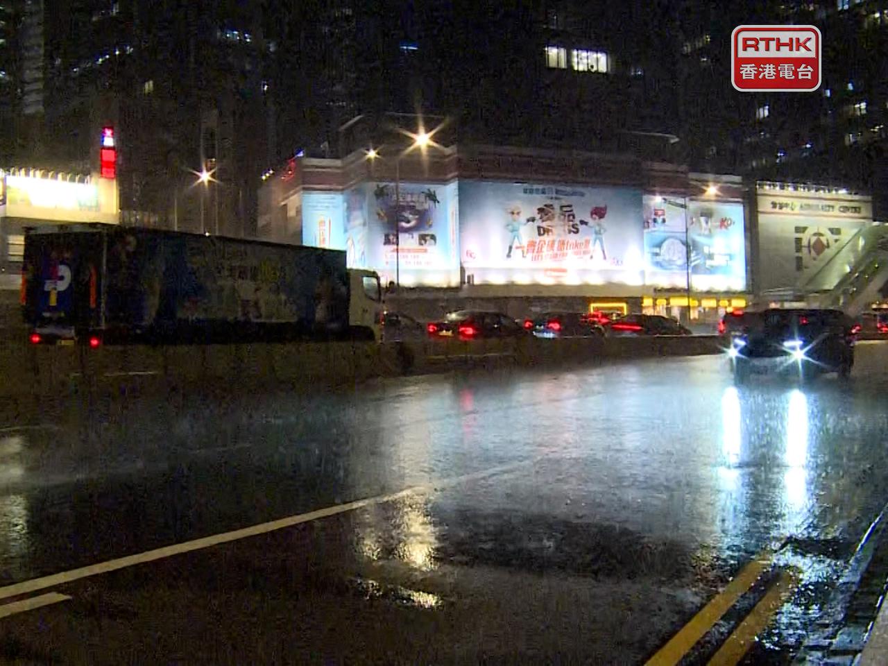 天文台在晚上7時40分發出紅色暴雨警告信號。（張連登攝）